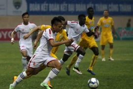 Sông Lam Nghệ An (áo trắng) mất chiến thắng đầy ấm ức. (Ảnh: Thanh Tùng/TTXVN)