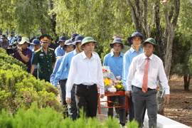 Lãnh đạo tỉnh Đắk Lắk tiễn đưa các liệt sỹ về nơi an nghỉ cuối cùng. (Ảnh: Dương Giang/TTXVN)