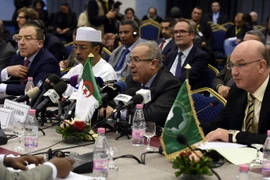 Ngoại trưởng Algeria Ramtane Lamamra (giữa) phát biểu tại hội nghị. (Nguồn: AFP/TTXVN)