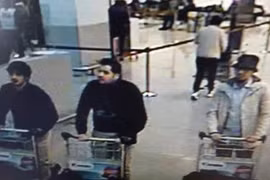 Hình ảnh về ba nghi phạm gây ra các vụ khủng bố Brussels, với hai gã đeo găng ở bên trái ảnh. (Nguồn: Metro)