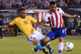 Alves (áo vàng) đã giúp Brazil giành lại 1 điểm trước Paraguay. (Nguồn: Getty Images)