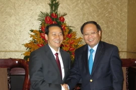 Phó Bí thư Thường trực Thành ủy Thành phố Hồ Chí Minh Tất Thành Cang tiếp Phó Bí thư Tỉnh ủy tỉnh Xaysomboun. (Ảnh: Hoàng Hải/TTXVN) 
