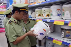Lực lượng quản lý thị trường kiểm tra hàng hóa trong siêu thị CoopMart ở Bắc Giang. (Ảnh: Vũ Sinh/TTXVN)