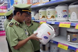 Lực lượng quản lý thị trường kiểm tra hàng hóa trong siêu thị CoopMart ở Bắc Giang. (Ảnh: Vũ Sinh/TTXVN)