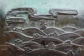 Hình tượng biển Đông Hải được khắc trên Cao đỉnh. Biển Đông Hải có quần đảo Trường Sa và Hoàng Sa được khắc vào năm 1836 dưới triều vua Minh Mạng. (Ảnh: Hoàng Quang Hà)