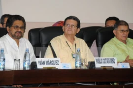 Các thành viên đoàn đàm phán FARC trong vòng đối thoại hòa bình với chính phủ Colombia ngày 7/6. (Nguồn: THX/TTXVN)