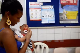 Một trẻ nhỏ bị mắc bệnh teo não do virus Zika. (Ảnh: THX/TTXVN)