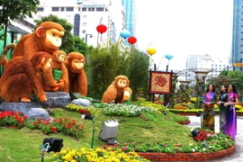 Linh vật của Đường hoa 2016 là gia đình khỉ. (Ảnh: Phương Vy/TTXVN) 