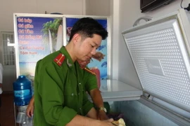 Lực lượng chức năng kiểm tra phát hiện cơ sở Tuyết Ánh chứa thực phẩm bẩn. (Ảnh: Tất Thành/Vietnam+) 