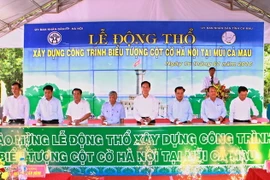  Thủ tướng Nguyễn Tấn Dũng và các đại biểu ấn nút phát lệnh lễ động thổ xây dựng. (Ảnh: Doãn Tấn/TTXVN) 