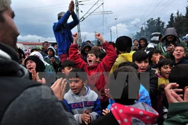 Người di cư bị mắc kẹt tại khu vực biên giới Hy Lạp- Macedonia ngày 9/3. (Nguồn: AFP/TTXVN)