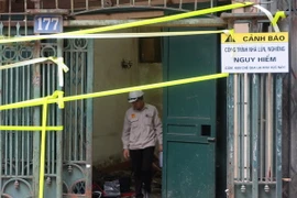 Ngôi nhà nghiêng 177 được căng dây, treo biển cảnh báo nguy hiểm. (Ảnh: Mạnh Khánh/TTXVN) 