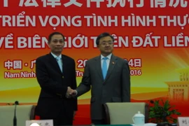 Thứ trưởng Bộ Ngoại giao Việt Nam Lê Hoài Trung (trái) và Thứ trưởng Bộ Ngoại giao Trung Quốc Lưu Chấn Dân tại hội nghị. (Ảnh: Xuân Vịnh/TTXVN) 