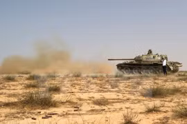 Lực lượng ủng hộ Chính phủ Libya trong chiến dịch chống IS ở Sirte ngày 2/7. (Nguồn: AFP/TTXVN)