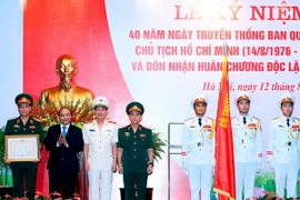 Thủ tướng Nguyễn Xuân Phúc trao Huân chương Độc lập hạng Nhì cho Ban quản lý Lăng Chủ tịch Hồ Chí Minh. (Ảnh: Thống Nhất/TTXVN) 