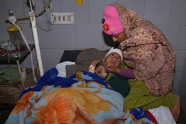  Một học sinh bị thương trong vụ tai nạn điều trị tại bệnh viện ở Amritsar, Ấn Độ. (Nguồn: AFP/TTXVN) 