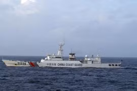 Tàu Trung Quốc ở gần vùng đảo tranh chấp trên biển Hoa Đông. (Nguồn: AP)