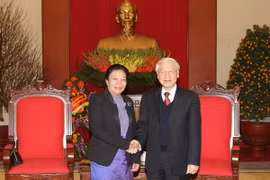 Tổng Bí thư Nguyễn Phú Trọng tiếp bà Sunthon Saynhachac, đặc phái viên của Tổng Bí thư Đảng Lào. (Ảnh: Trí Dũng/TTXVN) 