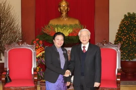 Tổng Bí thư Nguyễn Phú Trọng tiếp bà Sunthon Saynhachac, đặc phái viên của Tổng Bí thư Đảng Lào. (Ảnh: Trí Dũng/TTXVN) 