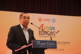 Bộ trưởng Bộ Truyền thông và Đa phương tiện Malaysia Salleh Said Keruak phát biểu tại hội nghị. (Ảnh: Hoàng Nhương/Vietnam+) 
