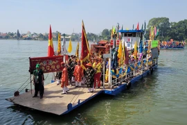 Lễ nghinh thần bằng đường thủy trên sông Đồng Nai. (Ảnh: Công Phong/TTXVN)