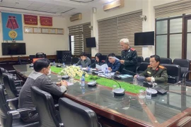Đối tượng V.M.Đ (trái) tại buổi làm việc với các cơ quan chức năng. (Ảnh: TTXVN phát)