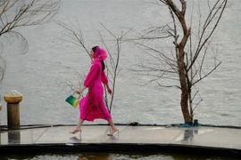 Biểu diễn thời trang tơ lụa Bảo Lộc trên sân khẩu nổi ở hồ Xuân Hương. (Ảnh: Nguyễn Dũng/TTXVN)