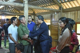 Phó Chủ tịch chuyên trách Ủy ban An toàn giao thông quốc gia Khuất Việt Hùng thăm hỏi, động viên gia đình nạn nhân tử vong trong vụ tai nạn. (Ảnh: Xuân Tư/TTXVN)