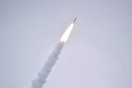 Tên lửa đẩy Epsilon-6 rời bệ phóng tại Trung tâm vũ trụ Uchinoura, tỉnh Kagoshima, Nhật Bản ngày 12/10/2022. (Ảnh: AFP/TTXVN)