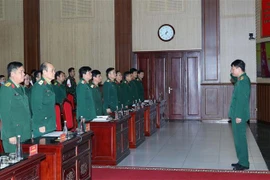 Lãnh đạo Tổng cục Hậu cần và các cơ quan quán triệt nhiệm vụ cho cán bộ, chiến sỹ trước khi lên đường. (Ảnh: Trọng Đức/TTXVN)