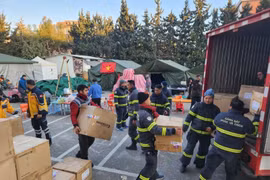 Cơ quan ứng phó Thảm họa và tình huống khẩn cấp Thổ Nhĩ Kỳ (AFAD) tiếp nhận trang thiết bị y tế của Việt Nam. (Ảnh: TTXVN phát)