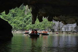 Du khách thăm vinh Hạ Long. (Ảnh: TTXVN)