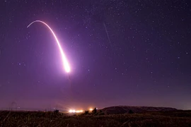 Tên lửa đạn đạo liên lục địa Minuteman III của Mỹ được phóng thử từ căn cứ không quân Vandenberg, California, Mỹ, ngày 2/10/2019. (Ảnh: AFP/ TTXVN)