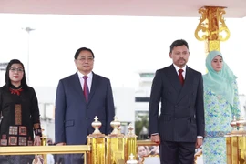 Thái tử kế vị Brunei Al-Muhtadee Billah và Phu nhân đón Thủ tướng Phạm Minh Chính và Phu nhân tại Sân bay quốc tế Brunei. (Ảnh: Dương Giang/TTXVN)