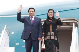 Thủ tướng Phạm Minh Chính và Phu nhân tới Sân bay quốc tế Brunei. (Ảnh: Dương Giang/TTXVN)