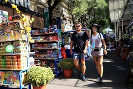 Khách quốc tế tham quan Đường sách Thành phố Hồ Chí Minh dịp Tết Nguyên đán Quý Mão 2023. (Ảnh: Hồng Đạt/TTXVN)