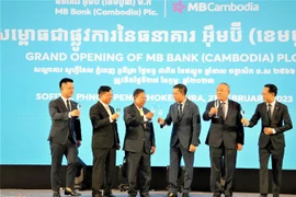 Nghi thức chúc mừng tại lễ khai trương ngân hàng thương mại 100% vốn tại Campuchia của MB. (Ảnh: Hoàng Minh/TTXVN)