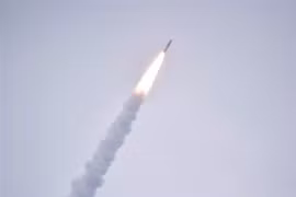 Tên lửa đẩy Epsilon-6 rời bệ phóng tại Trung tâm vũ trụ Uchinoura, tỉnh Kagoshima, Nhật Bản ngày 12/10/2022. (Ảnh: AFP/TTXVN)