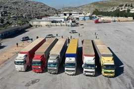 Đoàn xe cứu trợ đầu tiên của LHQ có mặt tại khu vực Tây Bắc Syria do phe đối lập kiểm soát sau thảm họa động đất, ngày 9/2/2023. (Ảnh: AFP/TTXVN)