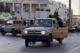 Các thành viên Chính phủ Thống nhất quốc gia Libya (GNU) sau cuộc giao tranh với các nhóm vũ trang đối địch tại thủ đô Tripoli ngày 27/8/2022. (Ảnh: THX/TTXVN)