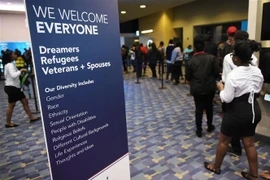 Người lao động tới Hội chợ việc làm tại một trung tâm ở Washington, Mỹ. (Ảnh: AFP/TTXVN)