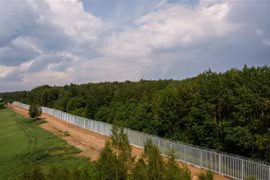 Hàng rào biên giới Ba Lan- Belarus gần làng Tolcze, đông bắc Ba Lan, ngày 8/6/2022. (Ảnh: AFP/TTXVN)