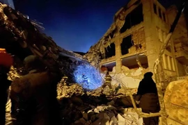 Lực lượng công an Việt Nam thực hiện nhiệm vụ cứu hộ tại đường 531, Adiyaman Merkez, thành phố Adiyaman, phía đông nam Thổ Nhĩ Kỳ. (Ảnh: TTXVN phát)