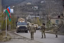 Binh sỹ và xe quân sự của Azerbaijan di chuyển qua thị trấn Lachin, gần khu vực biên giới với Armenia ngày 1/12/2020. (Ảnh: AFP/TTXVN)
