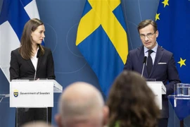 Thủ tướng Phần Lan Sanna Marin (trái) và người đồng cấp Thụy Điển Ulf Kristersson. (Ảnh: THX/TTXVN)