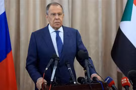 Ngoại trưởng Nga Sergei Lavrov phát biểu tại cuộc họp báo chung với Quyền Ngoại trưởng Sudan Ali al-Sadiq ở Khartoum, ngày 9/2/2023. (Ảnh: AFP/ TTXVN)