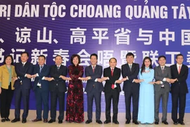 Thường trực Tỉnh ủy, UBND 4 tỉnh biên giới Việt Nam ký kết biên bản hội nghị và thỏa thuận hợp tác trên nhiều lĩnh vực giữa hai bên tại điểm cầu tỉnh Hà Giang. (Ảnh: Minh Tâm/TTXVN)