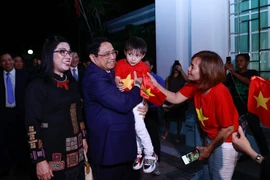 Thủ tướng Chính phủ Phạm Minh Chính với đại diện cộng đồng người Việt Nam tại Brunei. 