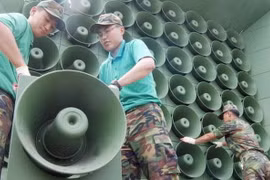 Binh sỹ Hàn Quốc lắp loa sử dụng cho chương trình phát thanh chống Triều Tiên gần khu vực biên giới hai miền. (Nguồn: Kyodo/TTXVN)