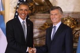 Tổng thống Argentina Mauricio Macri (phải) và Tổng thống Mỹ Barack Obama. (Nguồn: THX/TTXVN)